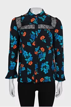Straight blouse decorated with lace