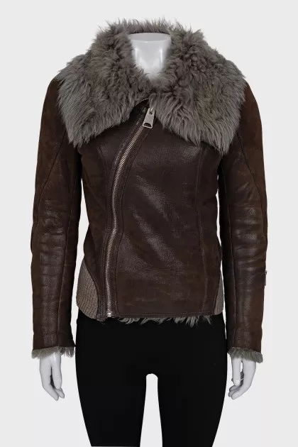 Shortened leather sheepskin coat with a zipper