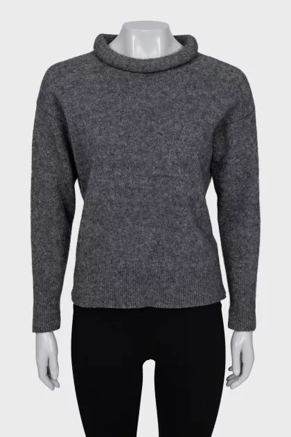 Gray straight-cut jumper