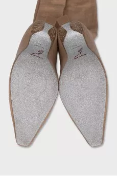 Textile boots with shiny soles