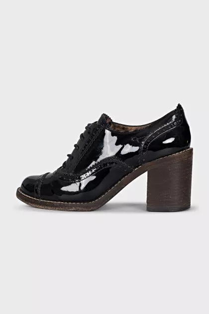 Patent leather shoes with stacked heels