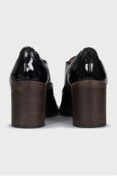 Patent leather shoes with stacked heels