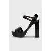 Leather sandals with a gold heel element