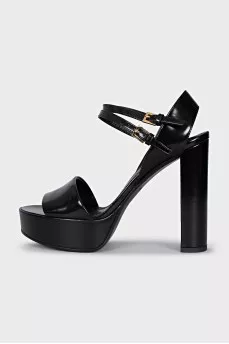 Leather sandals with a gold heel element
