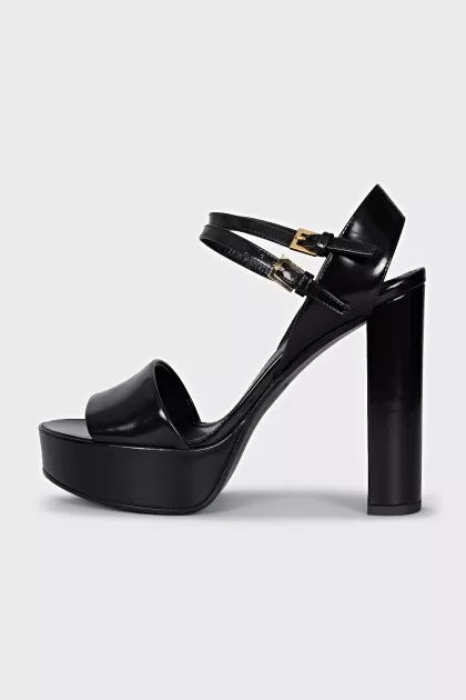 Leather sandals with a gold heel element