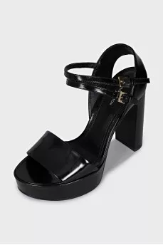 Leather sandals with a gold heel element