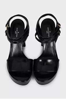 Leather sandals with a gold heel element