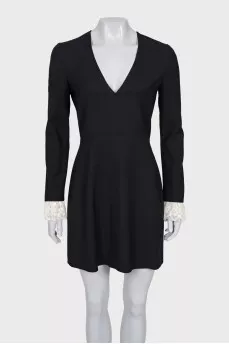 Fitted dress with lace cuffs