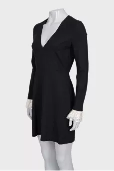 Fitted dress with lace cuffs