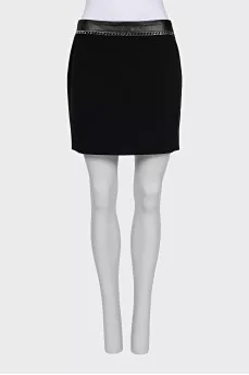 Black skirt with a chain belt