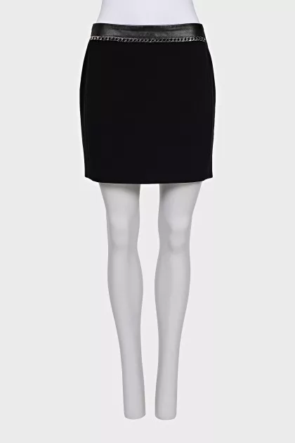 Black skirt with a chain belt