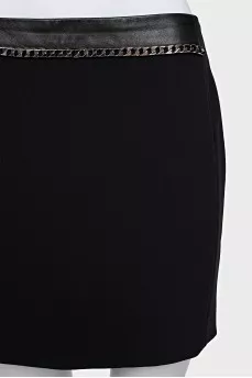 Black skirt with a chain belt