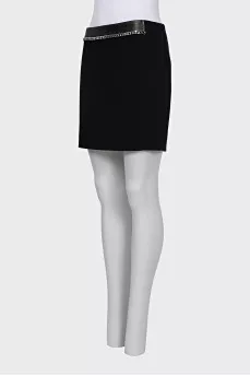 Black skirt with a chain belt