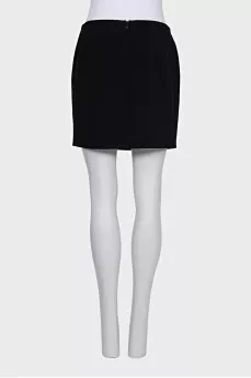 Black skirt with a chain belt
