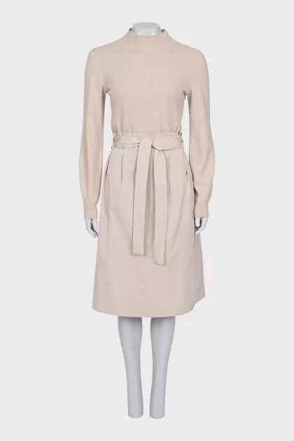 Fitted dress with a belt