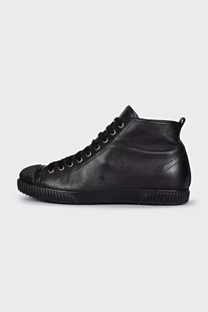 Leather sneakers with a textured sole