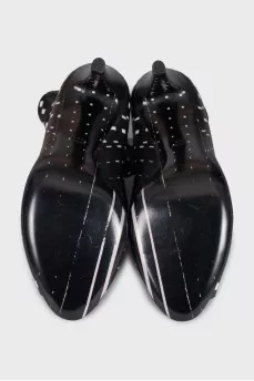 Leather ankle boots with print