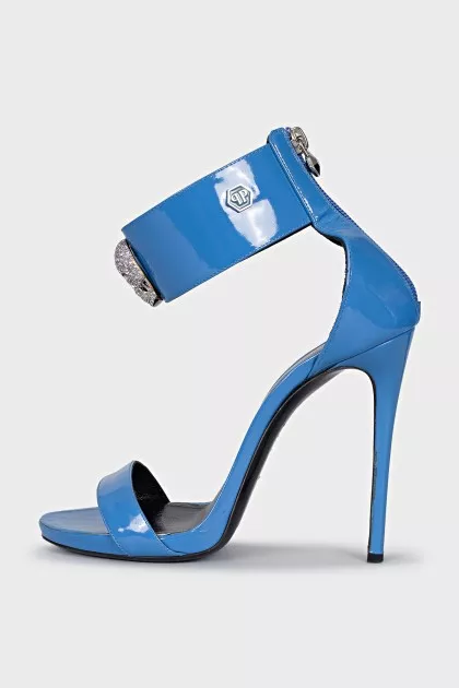 Leather sandals decorated with skulls