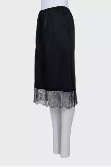 Straight skirt decorated with lace