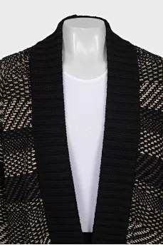 Knitted cardigan with a button