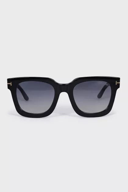 Black sunglasses with gradient lenses