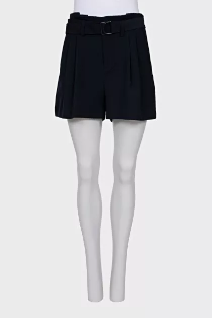 Fitted shorts with a belt