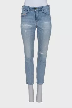 Mid-rise jeans with a ripped effect