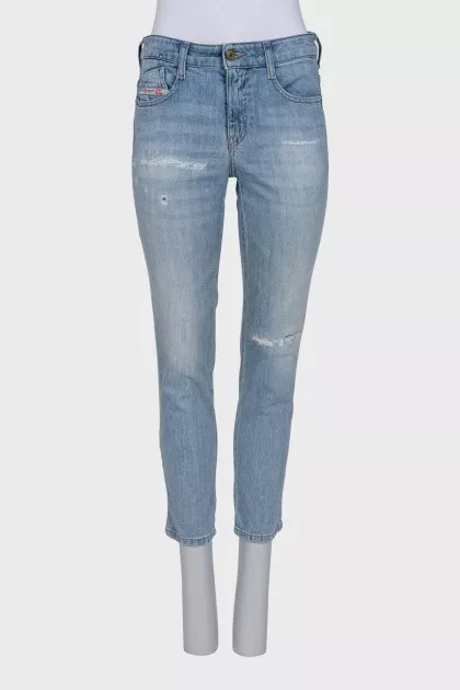Mid-rise jeans with a ripped effect