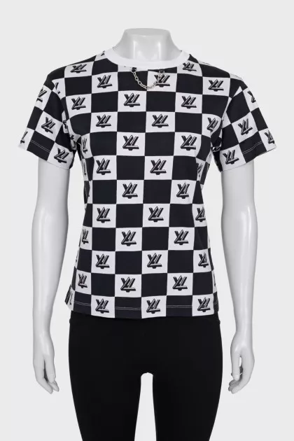Black and white t-shirt with chain
