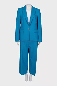 A suit consisting of a button-down jacket and cropped trousers