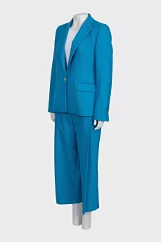 A suit consisting of a button-down jacket and cropped trousers