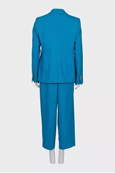 A suit consisting of a button-down jacket and cropped trousers
