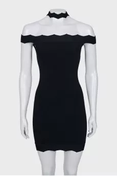 Fitted dress with a zipper at the back
