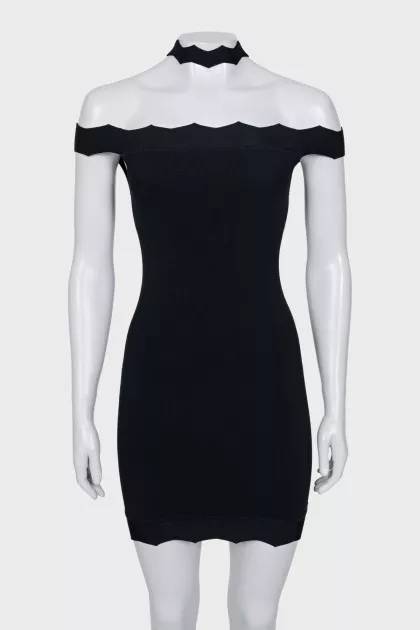 Fitted dress with a zipper at the back