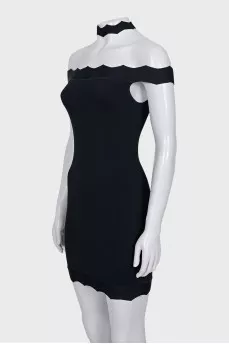 Fitted dress with a zipper at the back