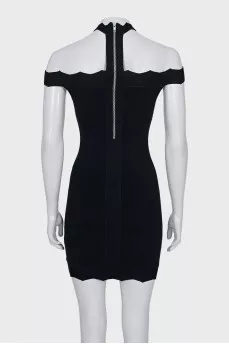 Fitted dress with a zipper at the back