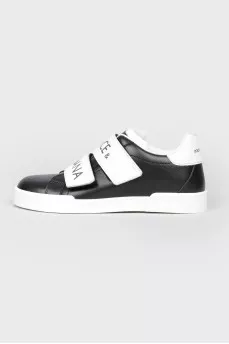 Black children's sneakers with velcro with a tag