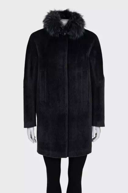 Straight-cut coat with a fur collar