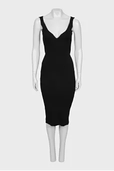 Черное облегающее платье в рубчик