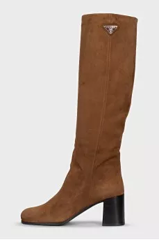Suede boots with a trapezoid heel