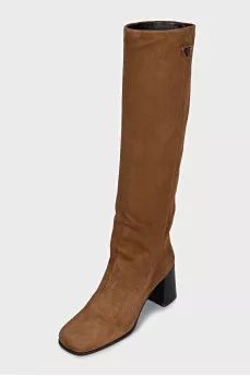 Suede boots with a trapezoid heel