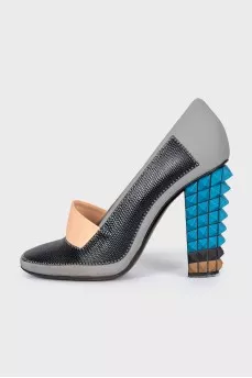 High heel shoes with a removable element
