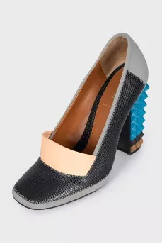 High heel shoes with a removable element