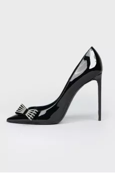 Varnished shoes with a bow and tag