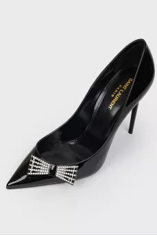 Varnished shoes with a bow and tag
