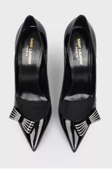 Varnished shoes with a bow and tag