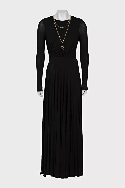 Maxi dress decorated with a necklace