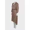 Fitted beige dress with print