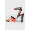 Leather leather sandals with an abstract print