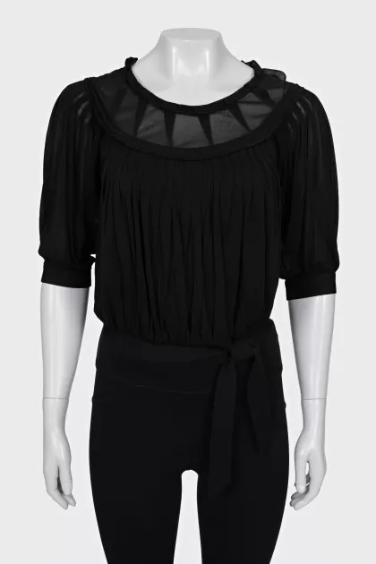 Blouse with ties at the bottom